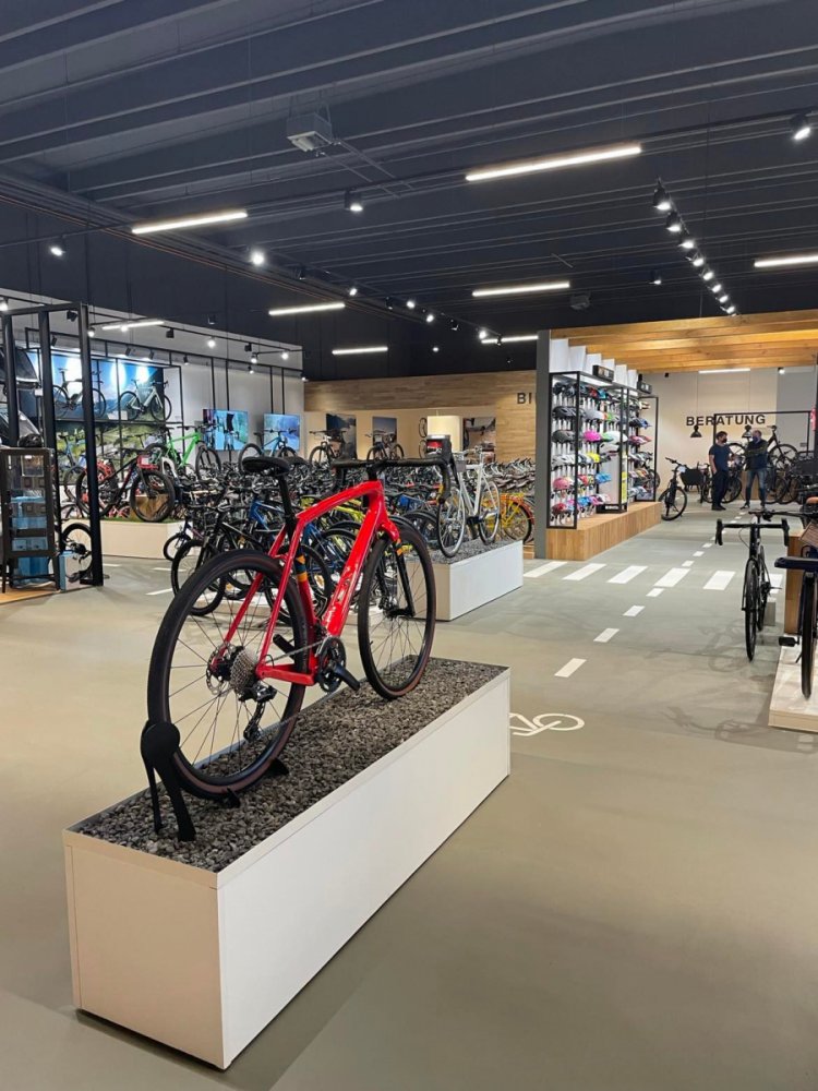 Platzhalterbild: Team der Fahrrad-Station vor dem Geschäft