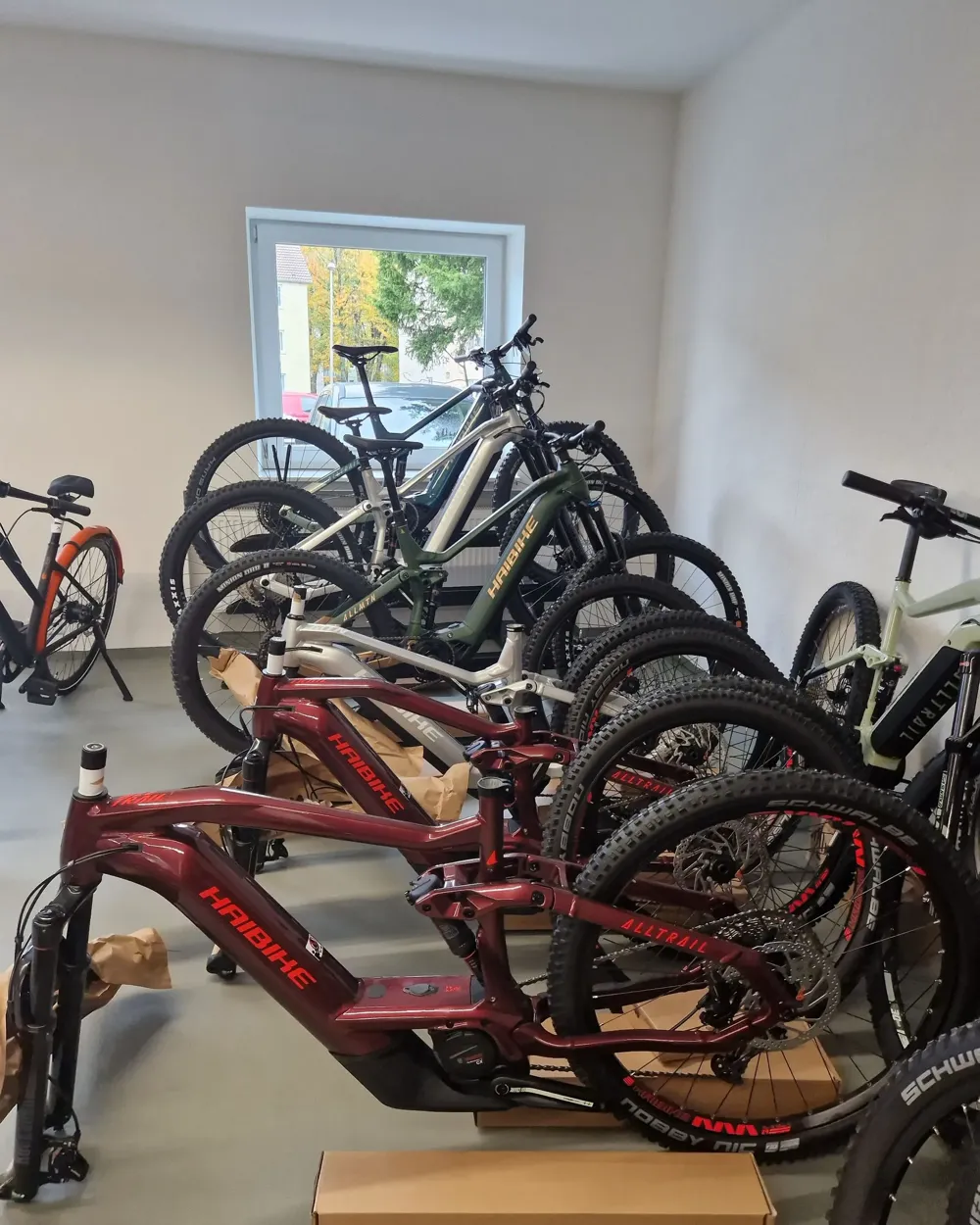 Blick in die Verkaufshalle des Fahrrad-Station Outlett