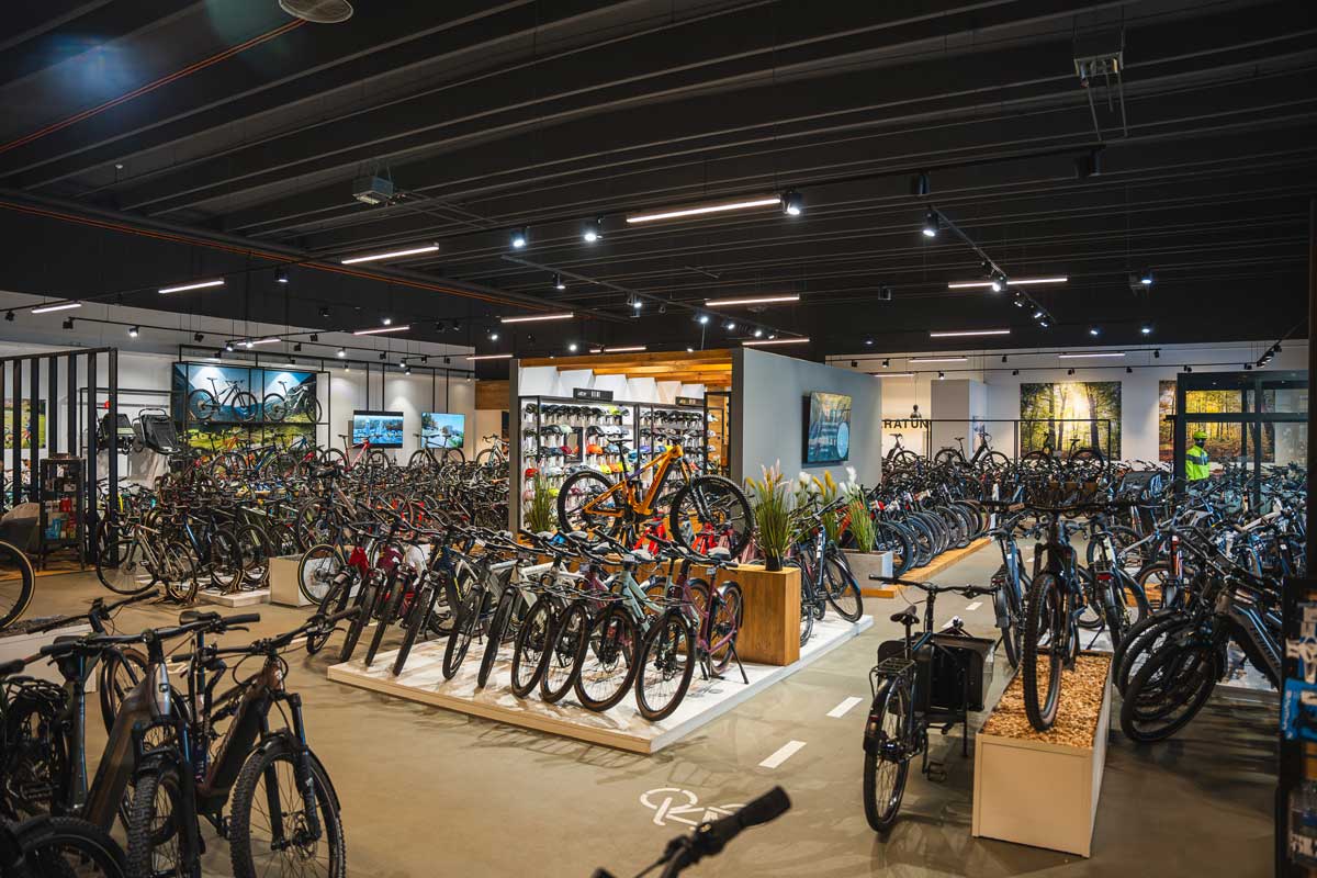 Blick in die Verkaufshalle der Fahrrad-Station Flensburg  
